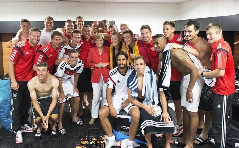 Angela Merkel comemora goleada da Alemanha sobre Portugal na Arena Fonte Nova