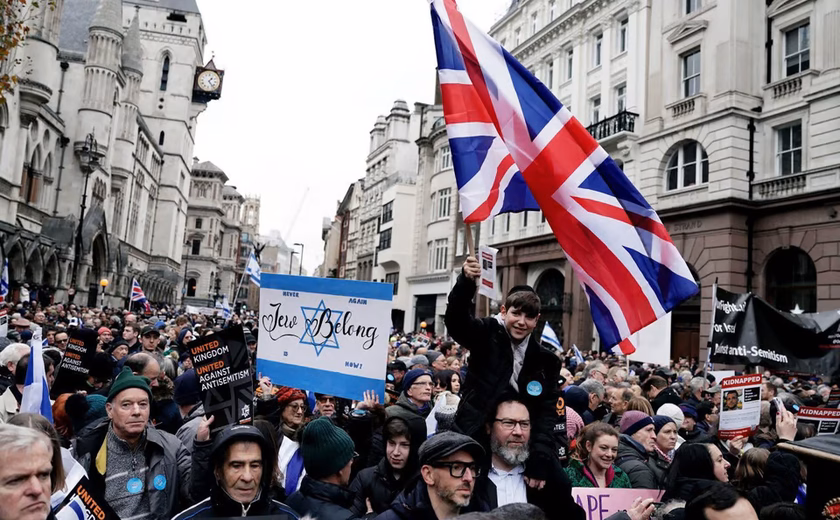 Londres: Manifestantes pró-Israel marcham um dia após protesto a favor de Gaza
