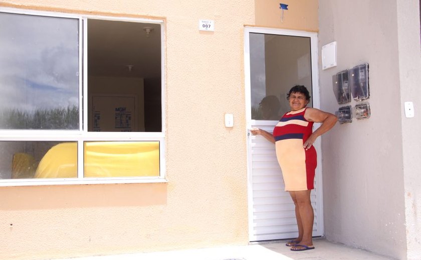 Moradora relata mudança de vida em imóvel entregue pela Prefeitura de Maceió