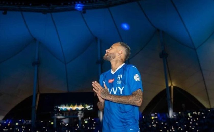 Neymar é apresentado com festa em estádio lotado: 'Fazer história e ganhar muito'