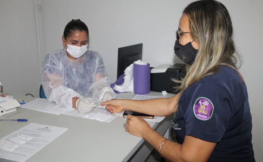 Campanha Outubro Rosa atende comerciárias e população de Penedo
