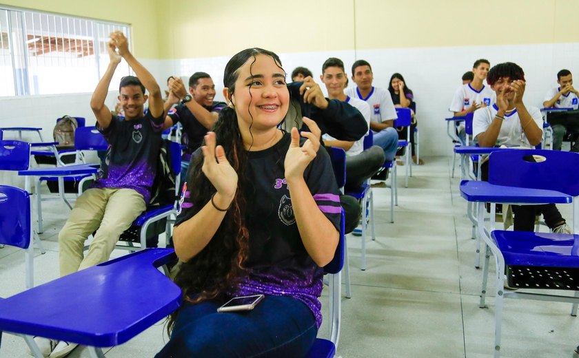 Reconhecimento nacional, novos programas e novo PCC marcam o ano da Educação estadual