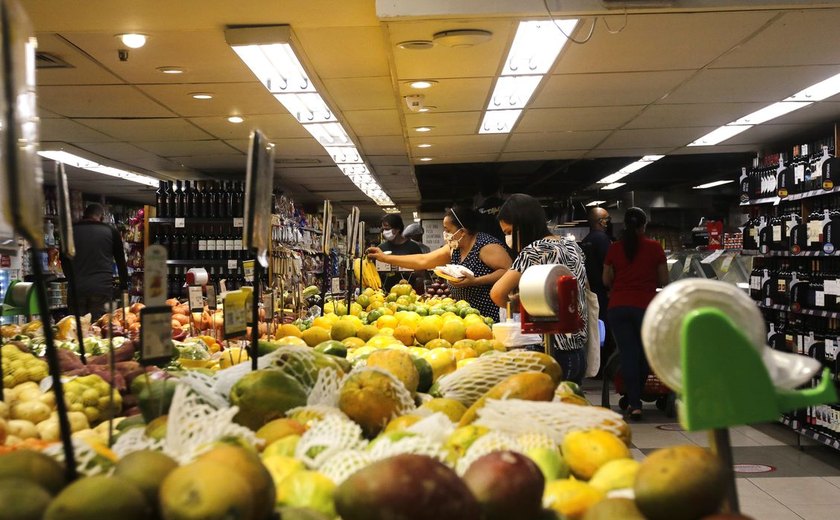 Com alta de 1,2% em maio, comércio cresce pelo 5º mês seguido