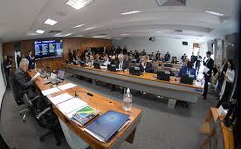 Comissão do Senado aprova projeto que concede prisão especial para policiais; entenda