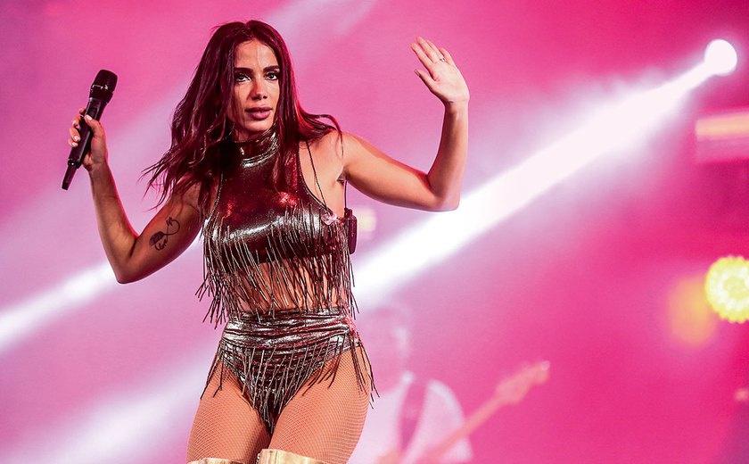 Anitta deixa apresentador argentino sem graça ao admitir que fez sexo a três