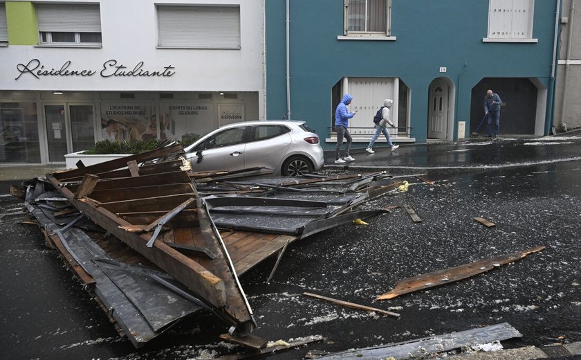 Tempestade Ciaran deixa 16 mortos e estragos em países da Europa