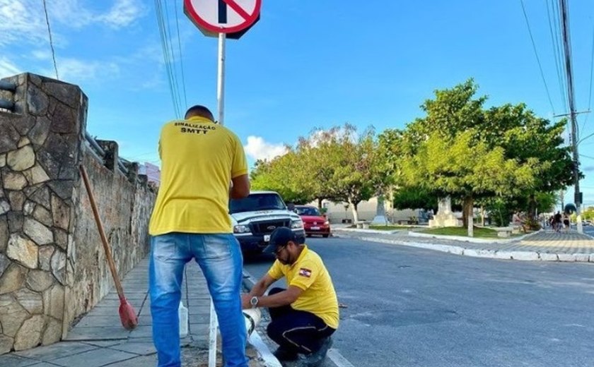 SMTT Penedo instala novas placas de trânsito e revitaliza sinalização