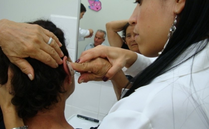 Centro de Reabilitação da Uncisal distribui aparelhos auditivos para pacientes