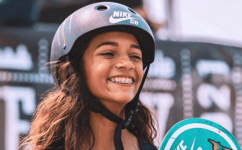 Rayssa Leal desembarca em Paris para os Jogos Olímpicos e é tietada por fãs