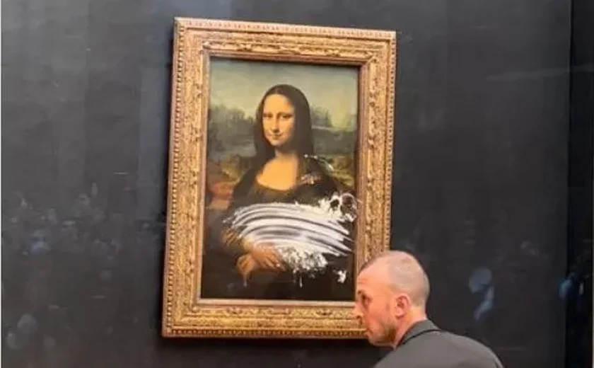 Ativistas atiram sopa contra o quadro da Mona Lisa no Louvre