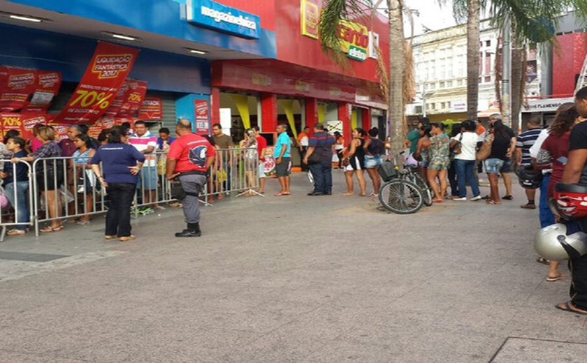 Liquidação atrai consumidores a rede de lojas no centro de Maceió
