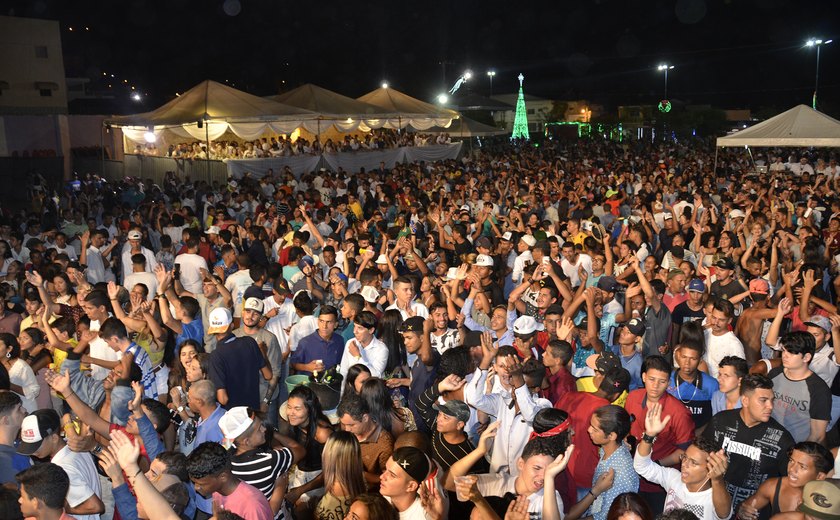 Mais de 50 mil pessoas participam do Show da Virada, em Palmeira dos Índios