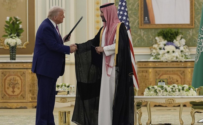 Trump garante acordo de US$ 600 bilhões com Arábia Saudita e diz que vai suspender sanções à Síria