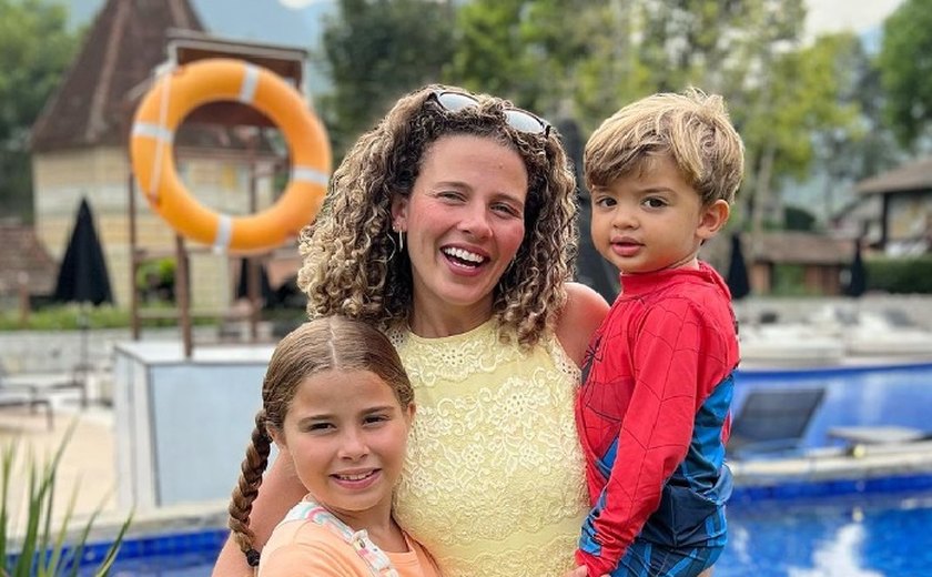 Afastada da TV, Debby Lagranha faz 32 anos com os filhos e relembra perrengues: 'Cansada mesmo'