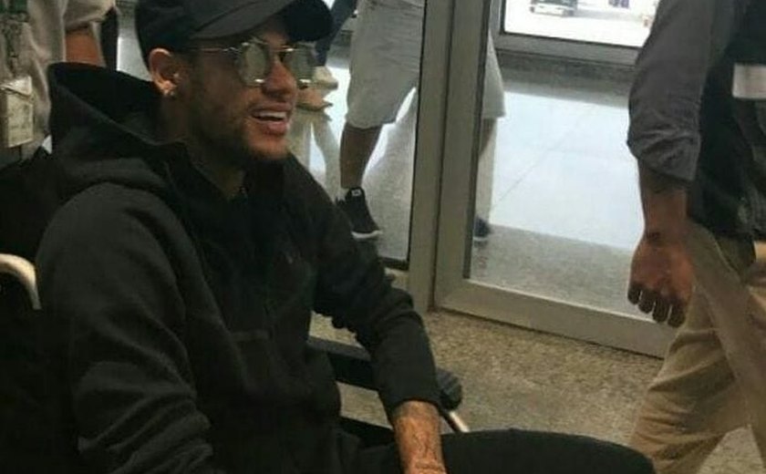 Médico confirma cirurgia para sábado e dá prazo de até 3 meses para volta de Neymar