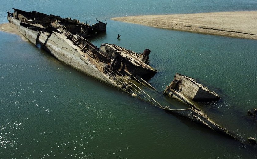 Destroços de navios nazistas afundados durante a Segunda Guerra emergem após seca reduzir nível de rio na Europa