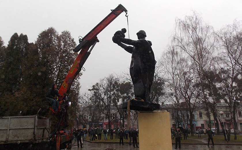Ucranianos derrubam monumento para soldados que lutaram contra nazismo