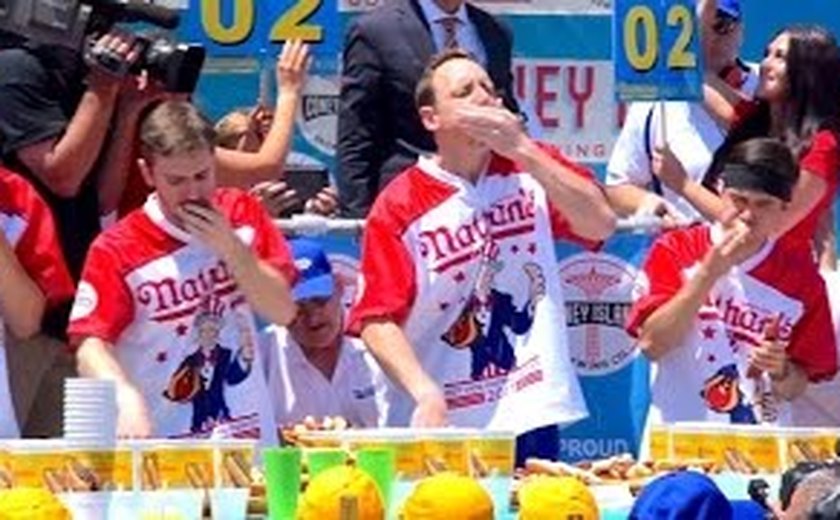 Com brasileiro na disputa, americano come 58 hot dogs e vence competição tradicional nos EUA; vídeos