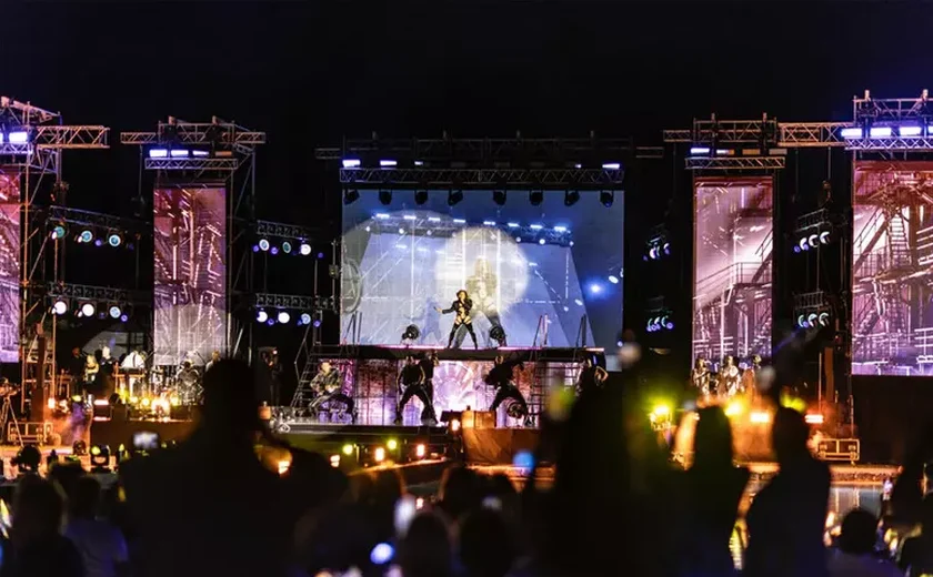 Jennifer Lopez canta para Bocelli em hotel de luxo na Sardenha