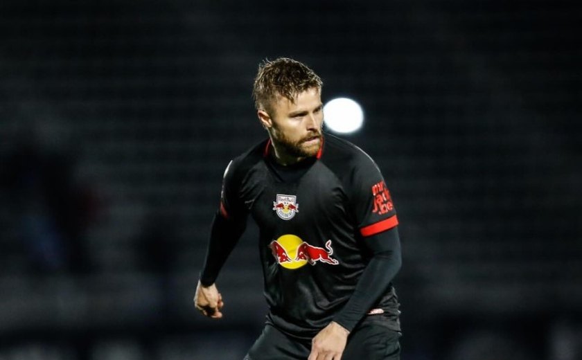 Eduardo Sasha decide, Red Bull Bragantino vence Athletico-PR e se mantém vivo no Brasileirão