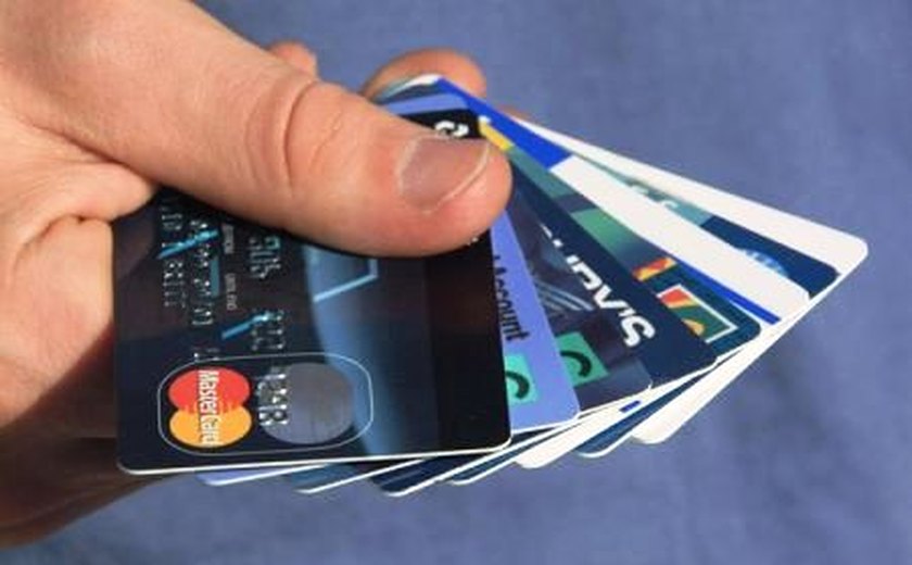 Taxa de juros do rotativo do cartão de crédito sobe para 415,3% ao ano