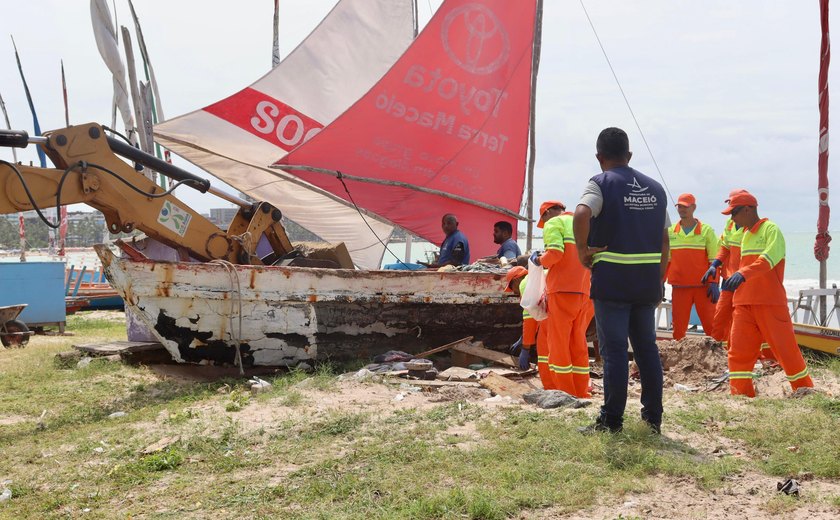Operação Praia Limpa: Semsc reordena jangadas da orla de Maceió