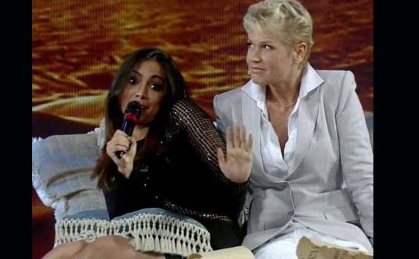 Anitta diz a Xuxa que dormiria se estivesse na cama com Neymar