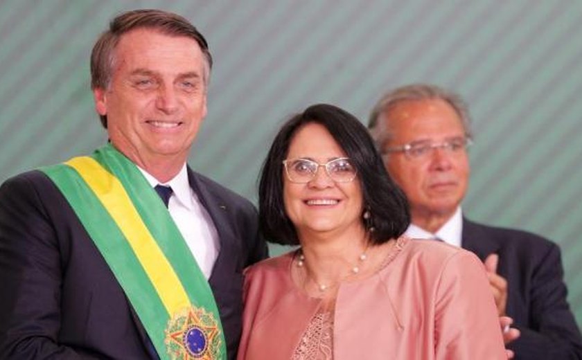 Bolsonaro cogita Damares para o Senado e diz que não anunciará vice no momento