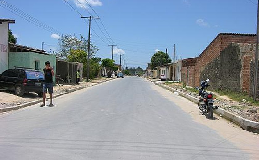 Casal e Sanama realizam obra de esgotamento sanitário no Clima Bom