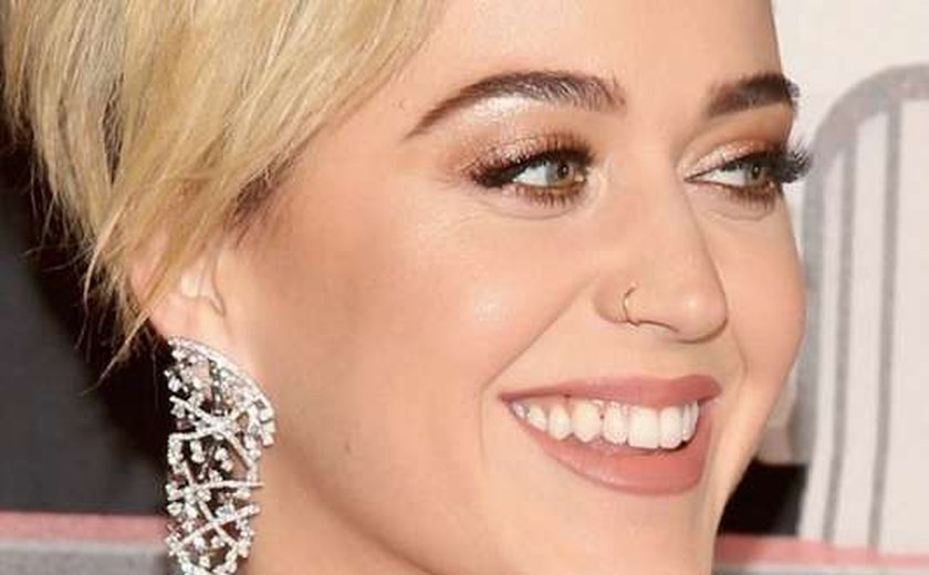 Katy Perry exibe dentes sujos em prêmio e reclama: &#8221;quinoa&#8221;
