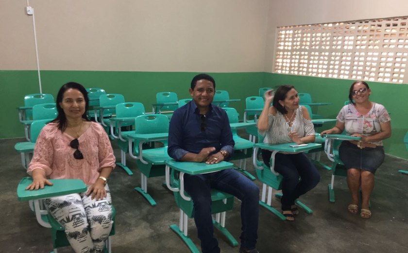 Escolas da rede municipal de ensino público começam a receber móveis novos, em Palmeira