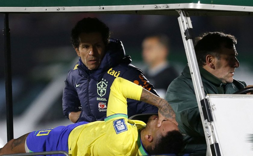 Neymar é submetido a cirurgia no joelho esquerdo