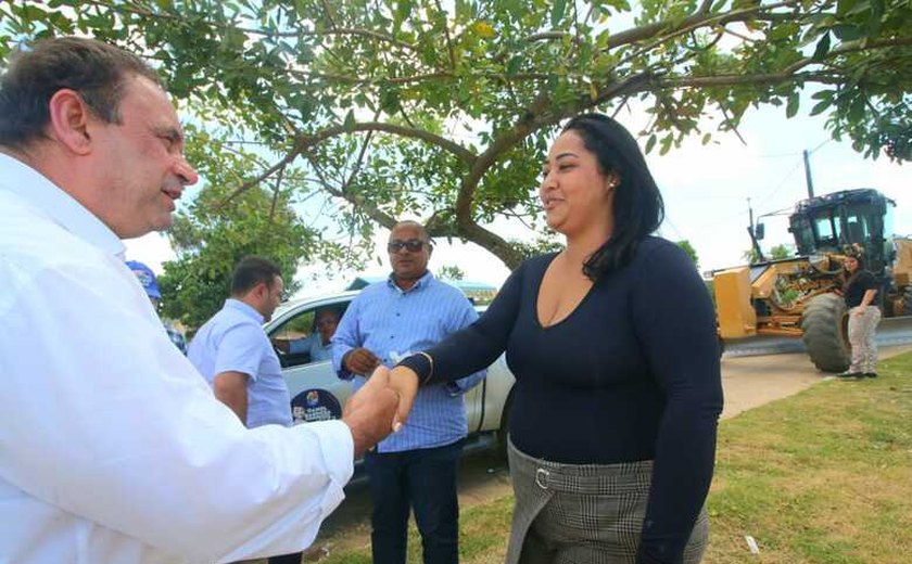 Moradores agradecem ao prefeito Luciano pelo início da pavimentação asfáltica no Vale do Perucaba