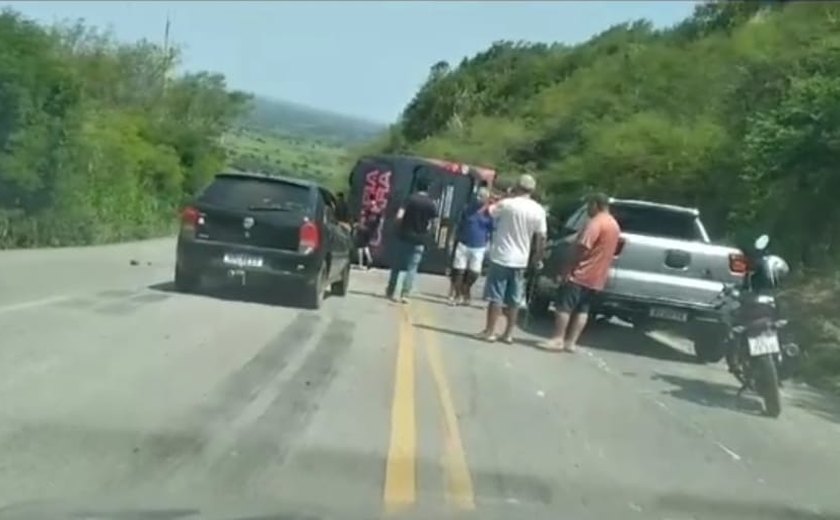 Ônibus com cantora Maria Clara e equipe tomba na Serra das Pias, em Palmeira dos Índios
