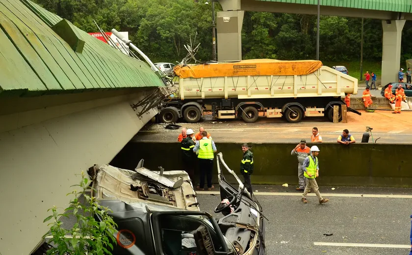 Caminhão bate em viga e derruba passarela na Rodovia Anhanguera no interior de SP