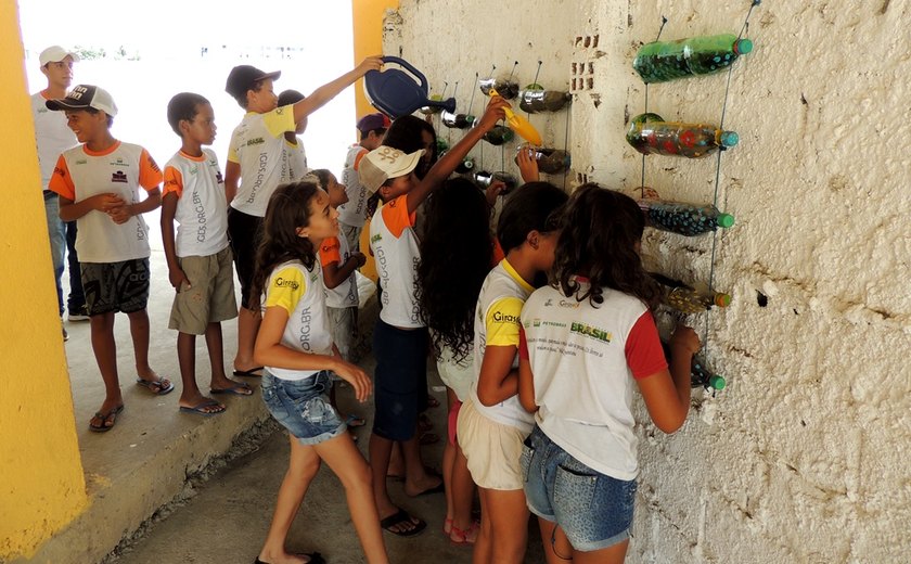 Boca da Mata: Alunos do Instituto Girassol criam horta suspensa