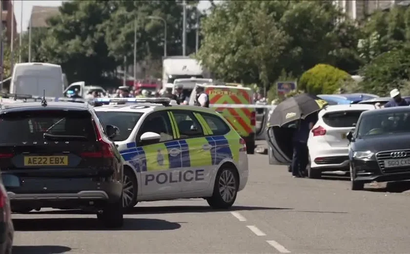 Pelo menos 39 policias ficam feridos em manifestações pela morte de três meninas a facadas na Inglaterra