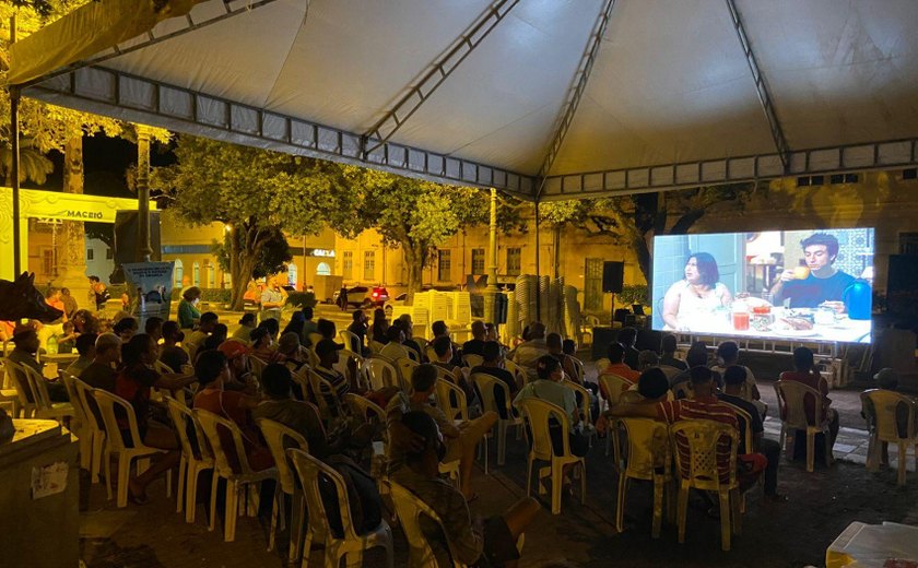 Cine Rua leva entretenimento para população em situação de rua