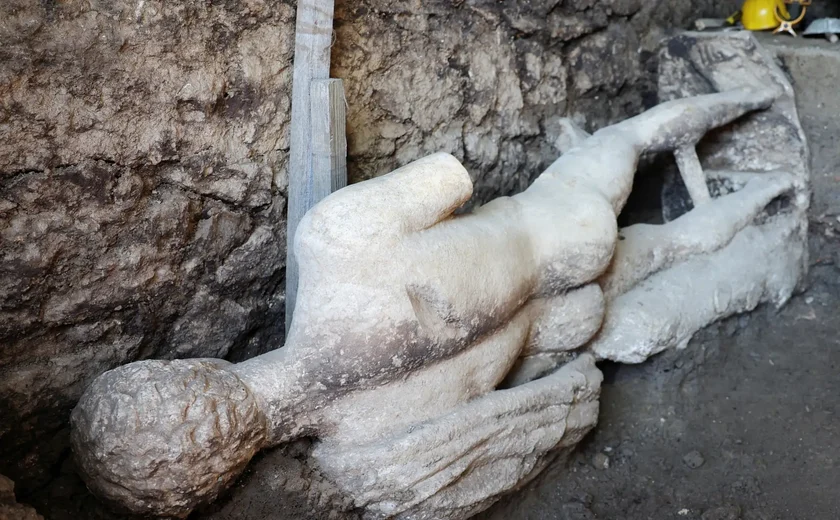 Arqueólogos encontram escultura de mármore preservada em esgoto da Bulgária