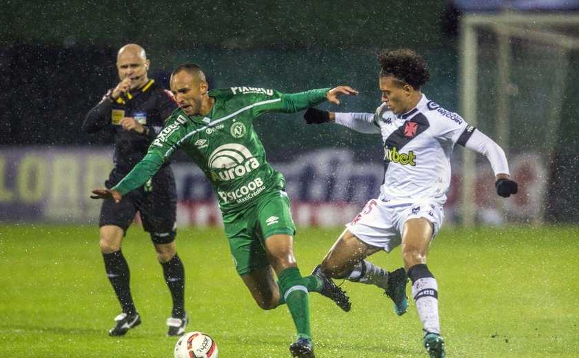 Chuva, apagão, paralisações e empate sem gols entre Chapecoense e Vasco