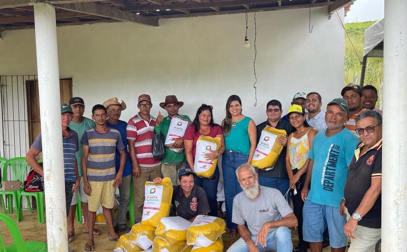 Prefeita Marcela Gomes fomenta produção agrícola em Novo Lino com entrega de sementes