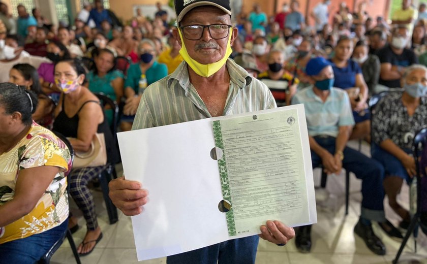 Incra entrega títulos definitivos e anuncia obras de calçamento para beneficiar famílias assentadas em Maragogi (AL)