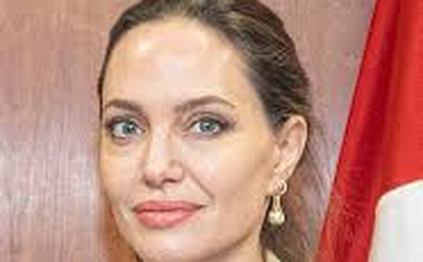 Tigre nas costas, oração khmer e andorinha: Angelina Jolie tem cerca de 20 tatuagens pelo corpo; saiba quais