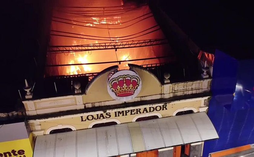 Incêndio de grandes proporções atinge loja no centro de Maceió na noite desta quinta (18)
