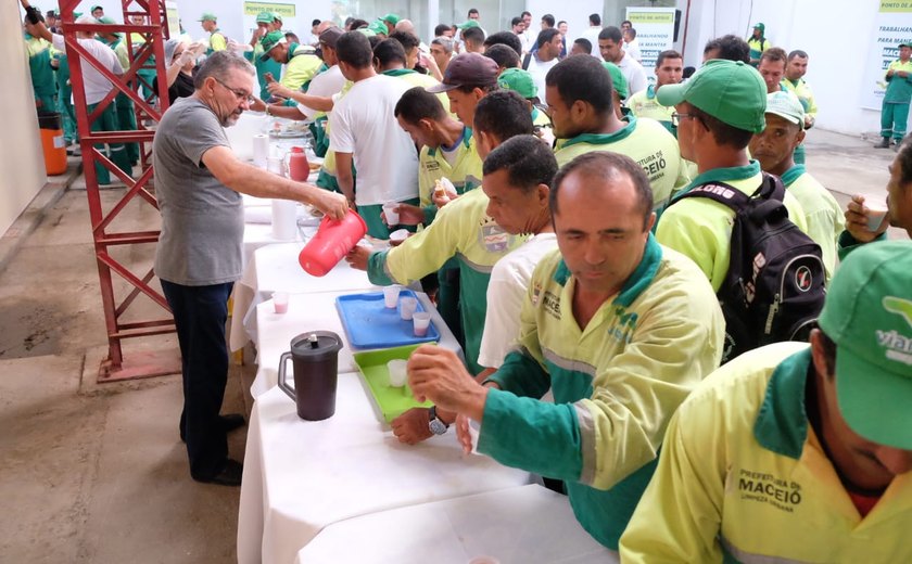 Marcelo Palmeira comemora Abril Verde com garis de Maceió