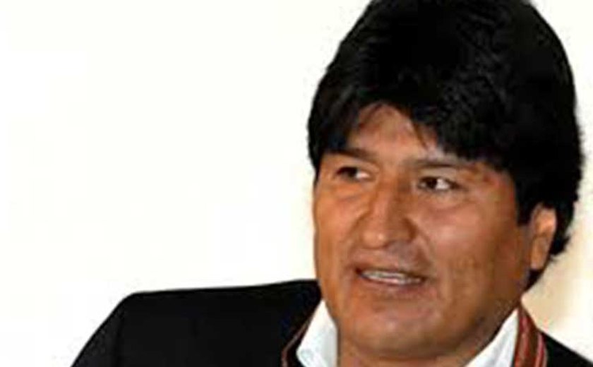 Em visita à Europa, Evo Morales conhece aeronaves da Força Aérea italiana
