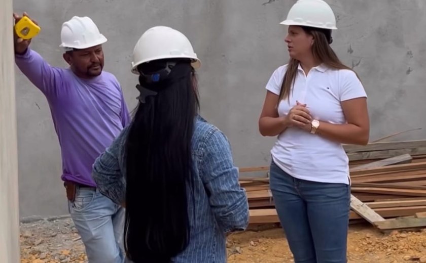 Prefeita Marcela Gomes visita obras de construção do ginásio poliesportivo de Novo Lino