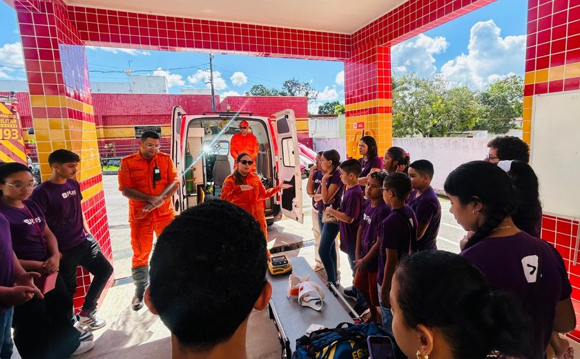 Corpo de Bombeiros recebe visita de estudantes para orientação profissional