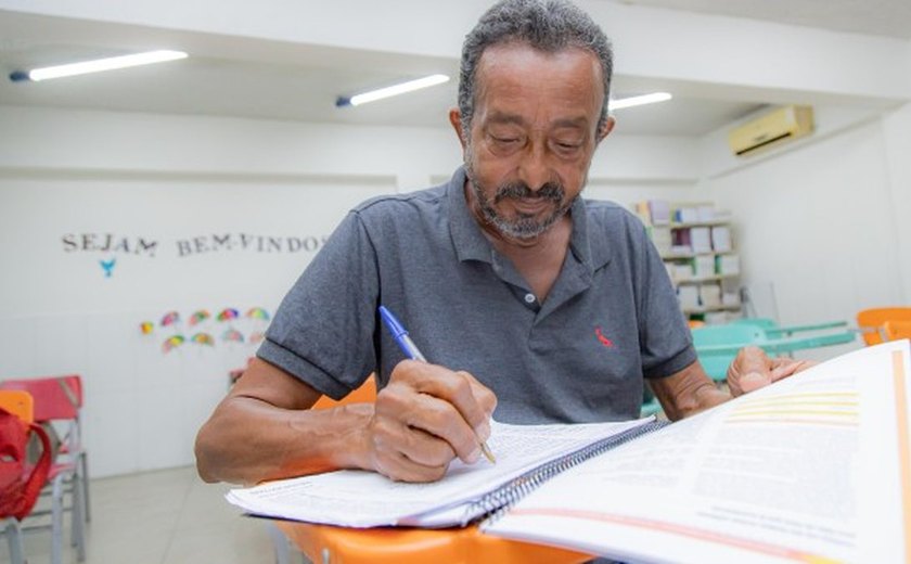 Advogado e ambulante estudam inglês e espanhol, em Maceió