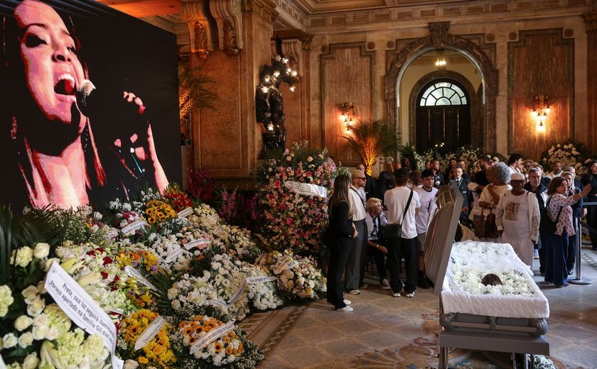 Fãs formam filas no Theatro Municipal para se despedir de Preta Gil
